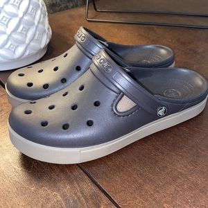 Men’s Crocs 6 Women’s: 8